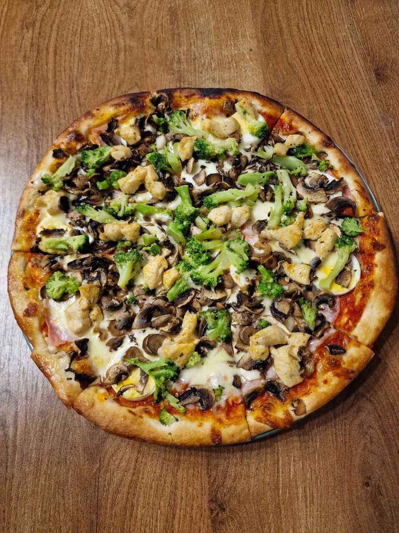 Čerstvá pizza s kuracím mäsom a brokolicou